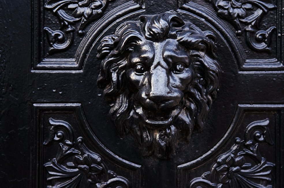 Manchesters heraldic achievement, the lion